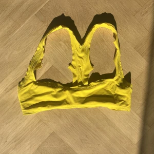 Yellow Bikini Top - supersöt gul bikini topp. bra kvalitet och bra för simning
