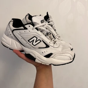 New Balance Sneakers - Unisex sneakers i strl 42 men känns som 41 därför så säljs dem pga tajt passform på mig. dom är 11mån  gammla. har varken kvitto elr original kartong.