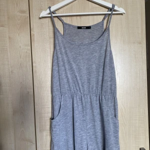 Luftig byxdress med fickor - Luftig byxdress med fickor i bra skick. Strl L i ljusgrå färg