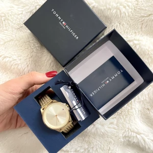 Guldklocka - Jättefin, Säljer då jag fått en ny och denna inte kommer till användning. Prislapp, box med mera tillkommer. Köpt för 1890. Snappköp för 1150