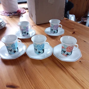 5 små kaffekoppar med fat med blommor på kopparna . - 5 små kaffekoppar med fat med blommor på kopparna .hela och fina. Hämtas i Skene alt skickas .