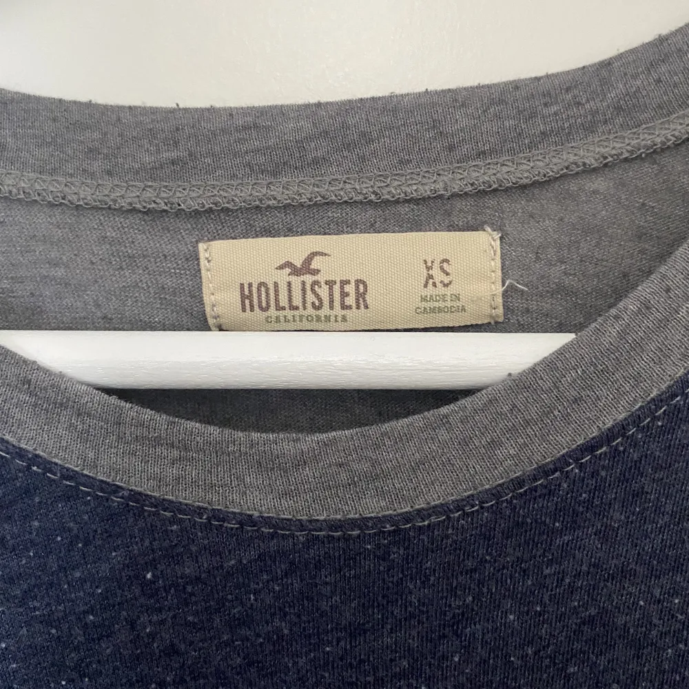 Hollister långärmad tröja, bra skick. Pris går att diskuteras och ni kan få mer bilder vid begäran! Storlek XS. . Toppar.