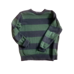 Brandy Melville Sweater - Säljer min jättefina Brandy Melville tjocktröja eftersom den inte används! Den är O/S men jag skulle vilja säga att den passar XS-L beroende på hur man vill att den passar! Frakten betalar du för, DM:a vid intresse och priset kan alltid diskuteras!