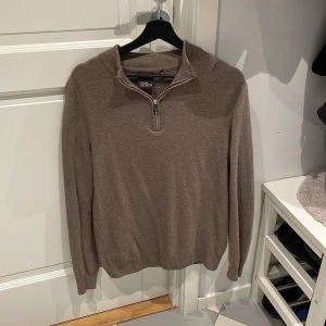 Zip tröja  - Från Oscar Jacobson. Mycket bra skick anvät fåtal gånger. Köpt för 1500kr hos Oscar Jacobson. 