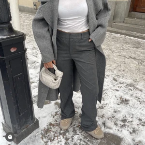 Madlady kostymbyxor  - Ett par helt nya kostymbyxor, tar slut snabbt i lager! Lappar finns kvar och de är endast testade! Köpte fel storlek därför säljs dem, de absolut finaste byxorna jag ägt!😍 Storlek 36, längd tall. Upplever något stor i storlek så ska gå ner en storlek. 