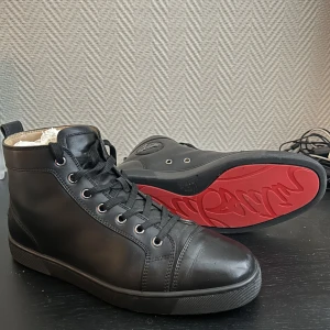 Svarta Christian Louboutin Sneakers - Säljer nu mina Louboutin skor som är i mycket bra skick. Låda, shoppingbag och kvitto etc är kvar! Köpta i London. Fler bilder finns. Pris kan diskuteras vid snabb affär