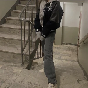 Gråa zara jeans  - De gråa jeansen från zara som trendade. Helt slutsålda. Skriv om du undrar över något💗Frakt: 69kr