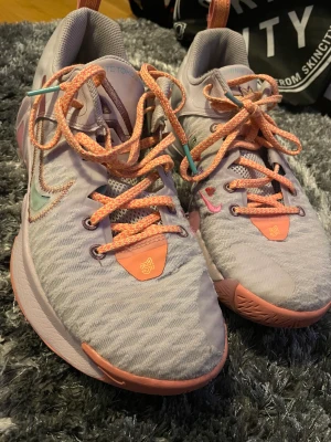 Basketskor  - Det är lite använda därför är det så billiga original pris är ca 1500kr. Fråga gärna om fler bilder för att se lite bättre💞