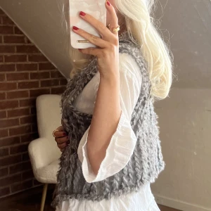 Grå pälsväst - Grå pälsväst i storlek Medium som jag inte längre använder. Hör av er vid frågor eller fler bilder 🌸