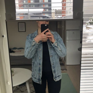 Jeansjacka - Lite oversize jeansjacka från Bershska (står storlek XXS då jag antar den är menad att vara suuuuper Oversize men passar mig som är storlek S) Så beror på hur man vill att den ska sitta, jag är 163 cm lång :)  