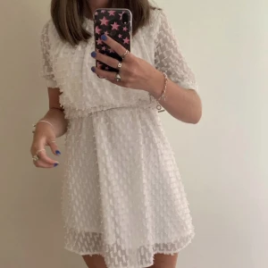 Studentklänning  - Säljer denna fina vita klänning perfekt som studentklänning 🤍