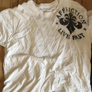 Affliction  - Vit affliction tshirt, bra skick
