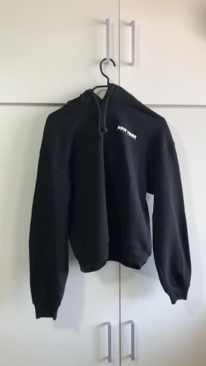 Svart hoodie - Jätte fin hoodie som är basic men som ändå har lite design. Den har också en design på luvan som man kan se i den sista bilden🤍