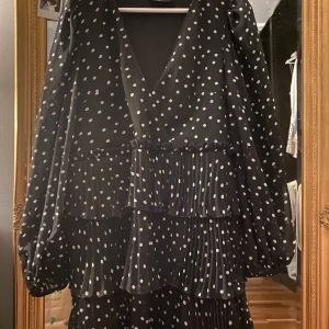 Prickig klänning  - Jättefin prickig klänning från asos, perfekt till sommaren. Frakten ingår i priset 