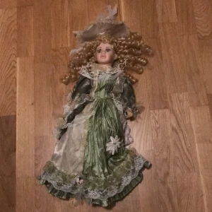 Porslinsdocka  - Gullig porslinsdocka med jättefina detaljer på klänningen💚skriv för fler bilder eller mått 