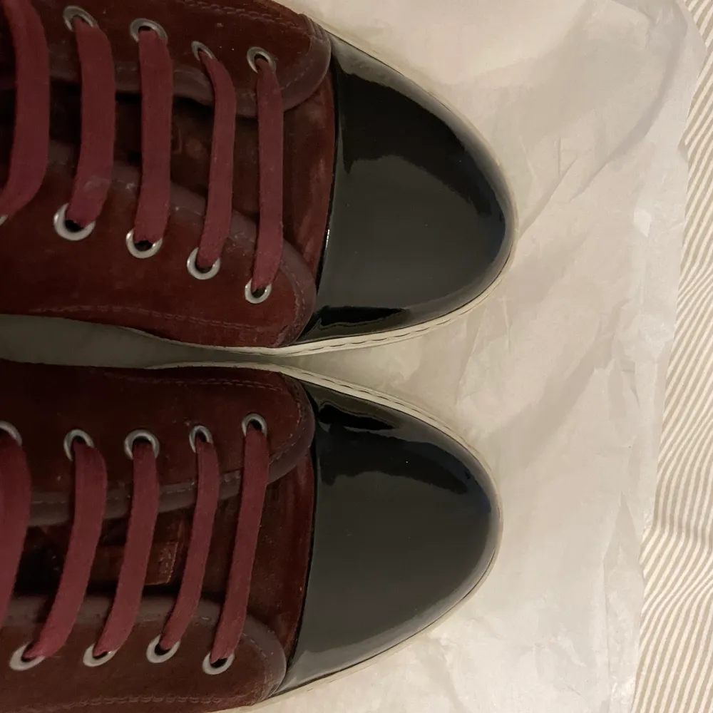Vinröda lanvin skor. De är använda men inte särskilt slitna. De är storlek 44 men passar 45. Skor.