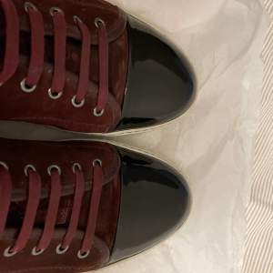 Vinröda lanvin skor. De är använda men inte särskilt slitna. De är storlek 44 men passar 45
