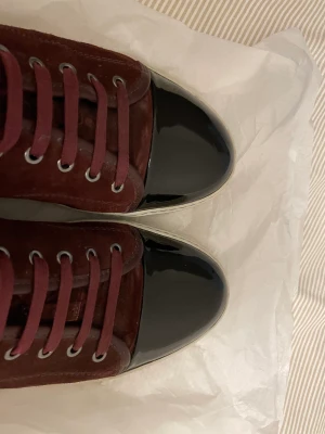 Vinröda lanvin skor - Vinröda lanvin skor. De är använda men inte särskilt slitna. De är storlek 44 men passar 45