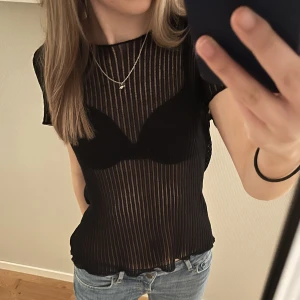 Zara tröja - Såå snygg genomskinlig tröja från Zara ❤️ Perfekt på fest eller till vardags ❤️ Storlek L, men liten i storleken så skulle säga S/M ❤️ Bud på 200kr, köp direkt för 210kr ❤️