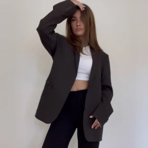 Blazer vintage - As najs vintage blazer i en mörkbrun färg🤎 Så snygg och i oversize modell! Jag har vanligtvis storlek S för referens. Superfint skick✨