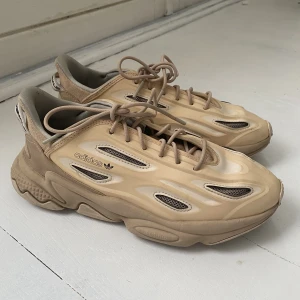 Adidas ozweego - Har endast använt dom 1 gång. Jättefina skor men tyvärr är de för små för mig. 