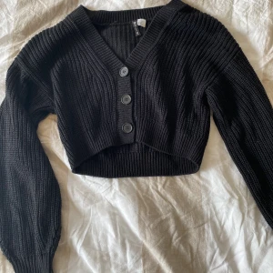 Svart kofta - Croppad svart kofta från H&M. Strl XS