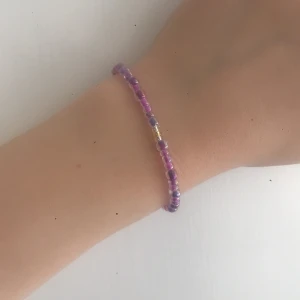 Armband - Jag har gjort dem här armbanden själv 💗1st kostar 10kr och frakten 15kr 