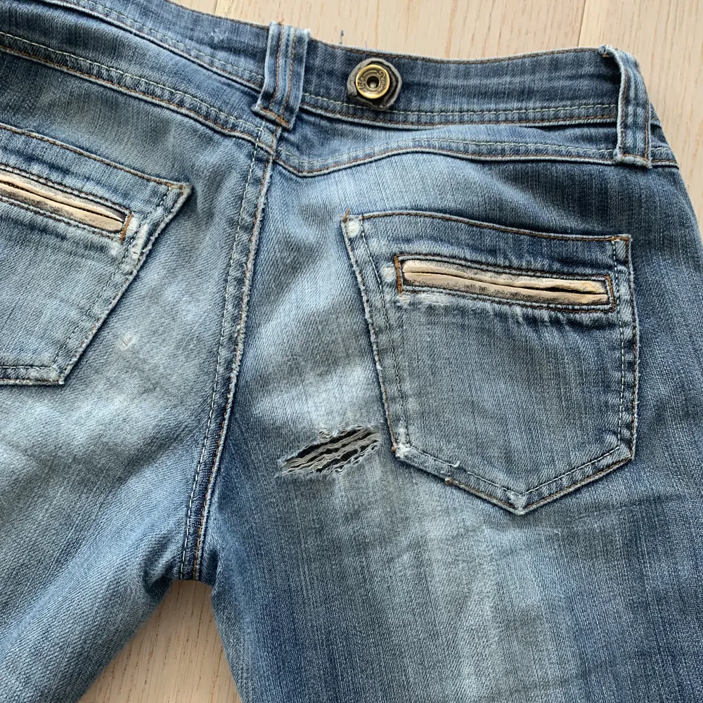 Säljer nu mina favorit jeans med feta fickor med dragkedja då dem börjar bli för små för mig. Dem har en slitning i rumpan med det är bara snyggt! Innerbenslängden är 85 cm och midjemåttet är 83 cm🤍. Jeans & Byxor.