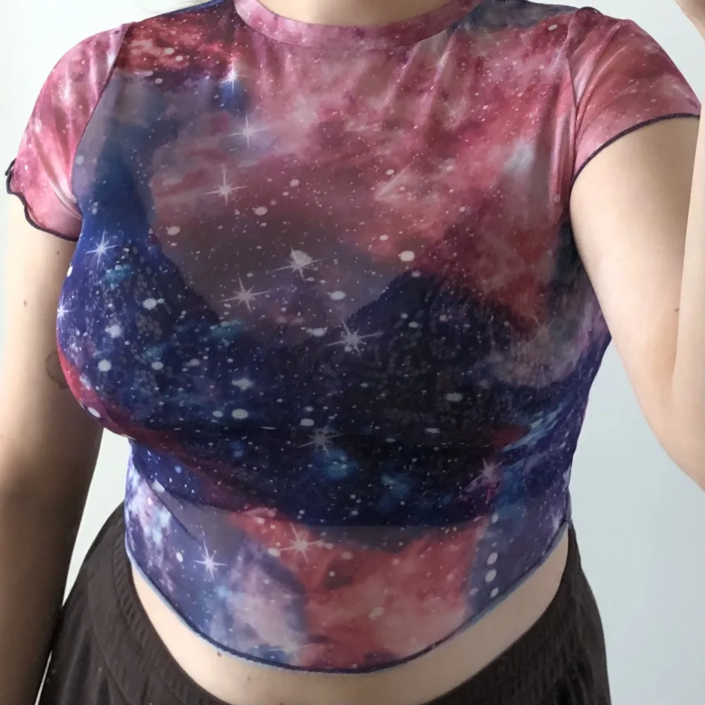 T-shirt Meshtopp i space-mönster! Knappt använd 🪐storlek S men är väldigt stretchig jag har vanligtvis strl M/L. . Toppar.