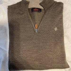 Morris half zip - Endast testad, köpte den för 1700 för ca 2 veckor sedan , säljer nu pågrund av för liten