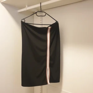 Kjol - Kjol i strech från Kappahl i nyskick.