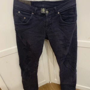 Dondup Jeans - De är i gott skick förutom hål vid bakfickorna men som knappt märks. 