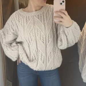 Stickad tröja - I fint skick, använd 2 gånger