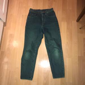 Vintage green jeans from the 80s. High waisted and in great quality. 