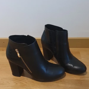 Svart Skor 7 cm - Bra konditon. Kan träffa på uriksdal station