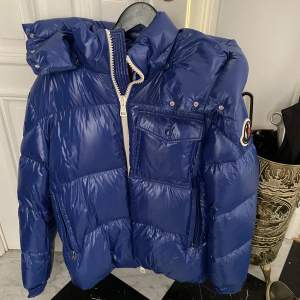 Moncler jacka säljes, näst intill oanvänd (använd 3 gånger) Inga skador på jackan, den är så gott som ny. Vid intresse kan jag skicka fler önskade bilder. Nypris 12.000kr