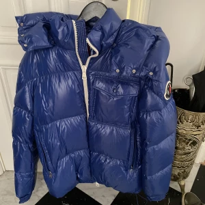 Moncler Jacka  - Moncler jacka säljes, näst intill oanvänd (använd 3 gånger) Inga skador på jackan, den är så gott som ny. Vid intresse kan jag skicka fler önskade bilder. Nypris 12.000kr