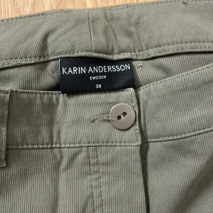Gröna byxor 💚 - Hejsan svejsan! Jag säljer nu mina militärgröna byxor. De är lågmidjade och raka/straight i passformen. Byxorna är väldigt coola! På lappen i byxorna står det Karin Andersson. Använda 3 gånger💚 Obs: byxorna är lite noppriga på baksidan.