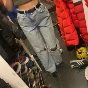 Jeans gina tricot - Jeans från gina tricot endast använd 2 gånger. Nypris 700kr säljer för 150kr + frakt. Storlek 36
