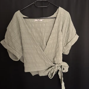 Omlott topp - Omlott topp från NA-KD använd vid ett tillfälle när bilden togs så den är nästan som ny 🌸   Pälsdjur finns i hemmet 🐕🐈  Skickar paketet dagen efter betalning är gjord 📮