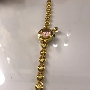 Guldig klocka  - Jättefin klocka med hjärt detaljer. Säljer få den är för stor för mig. Men kan tro att man kan göra den mindre.☺️❣️