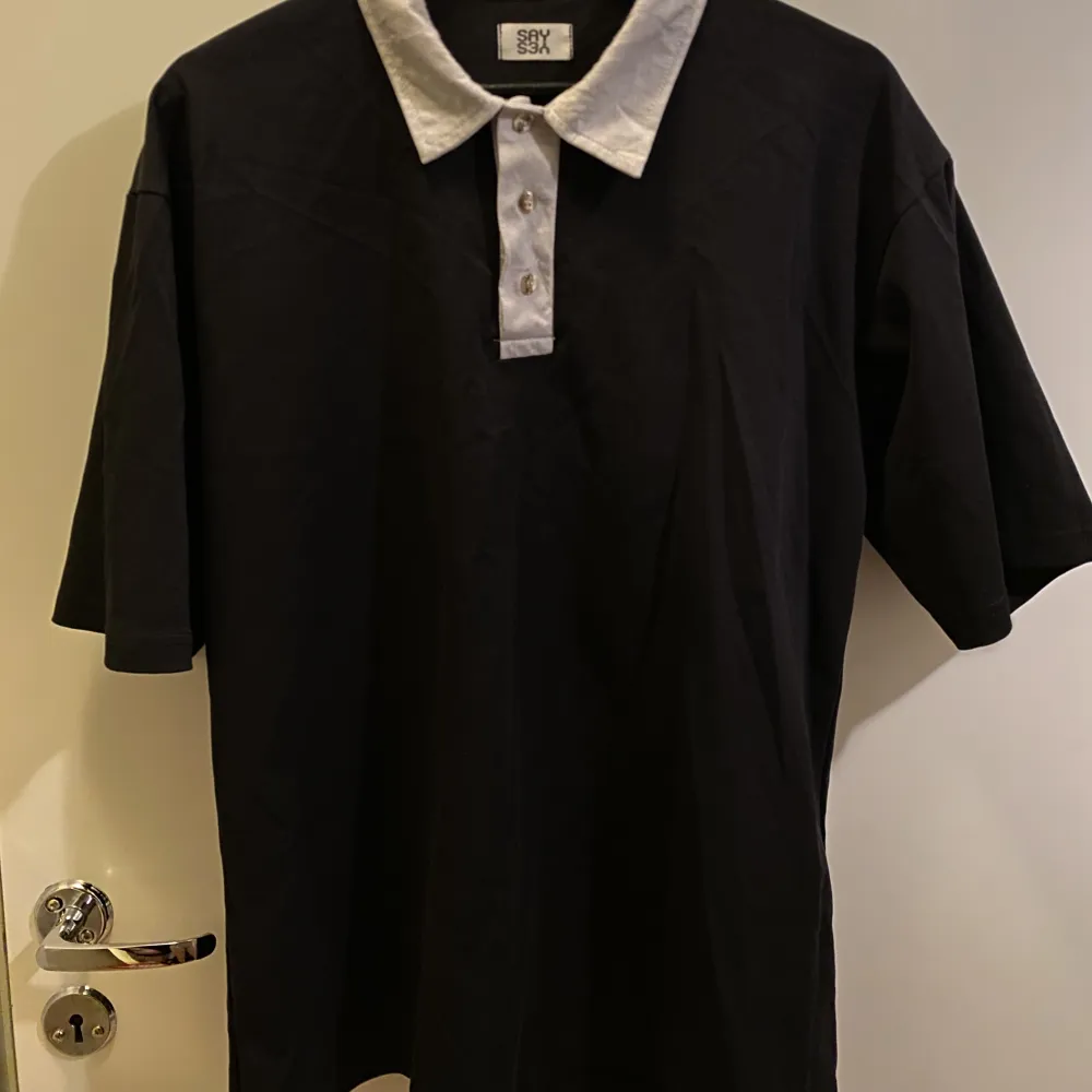 Svart t-Shirt köpt i Korea, den är oversize och passar storlek M. T-shirts.