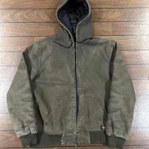 Dickies Workwear jacka - Snygg vintage Workwear jacket från Dickies i storlek L! Dragkedjan är lite svår då den saken längst ner är lite konstig därav lägre pris🧦 Bara att skriva om du undrar över något🙏