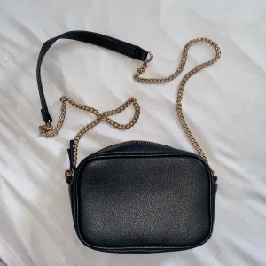 Svart axelremsväska HM - Fin svart axelremsväska från hm😍