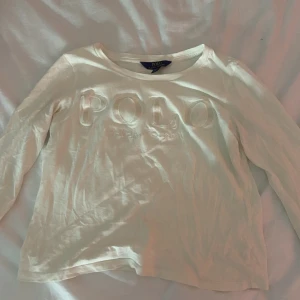 Polo Ralph lauren  -  En långärmad tröja från polo Ralph lauren som jag haft sen jag var väldigt liten, den är förlusten för mig därför jag säljer jättebra skick!! 