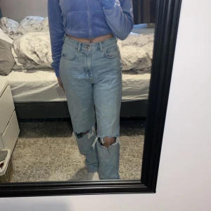 Ginatricot jeans - Här är ett par Gina jeans i storlek 36. Dom har aldrig använts och är i nyskick. Dom är lite stora på mig som är s/36 i normal fall.  Om man vill köpa flera saker så kan vi diskutera pris.