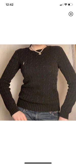 Ralph lauren tröja - Ralph lauren tröja i fint skick! Den är mörkgrå. (Prickarna är bara från andra kläder i garderoben det gick att vifta bort)🤍