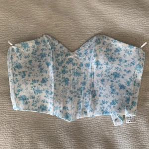 korsettopp - Säljer en fin korsettopp från Zara pga för liten för mig. Köpte för cirka ett år sedan för 350kr och använd ett fåtal gånger. Normal i strl😁