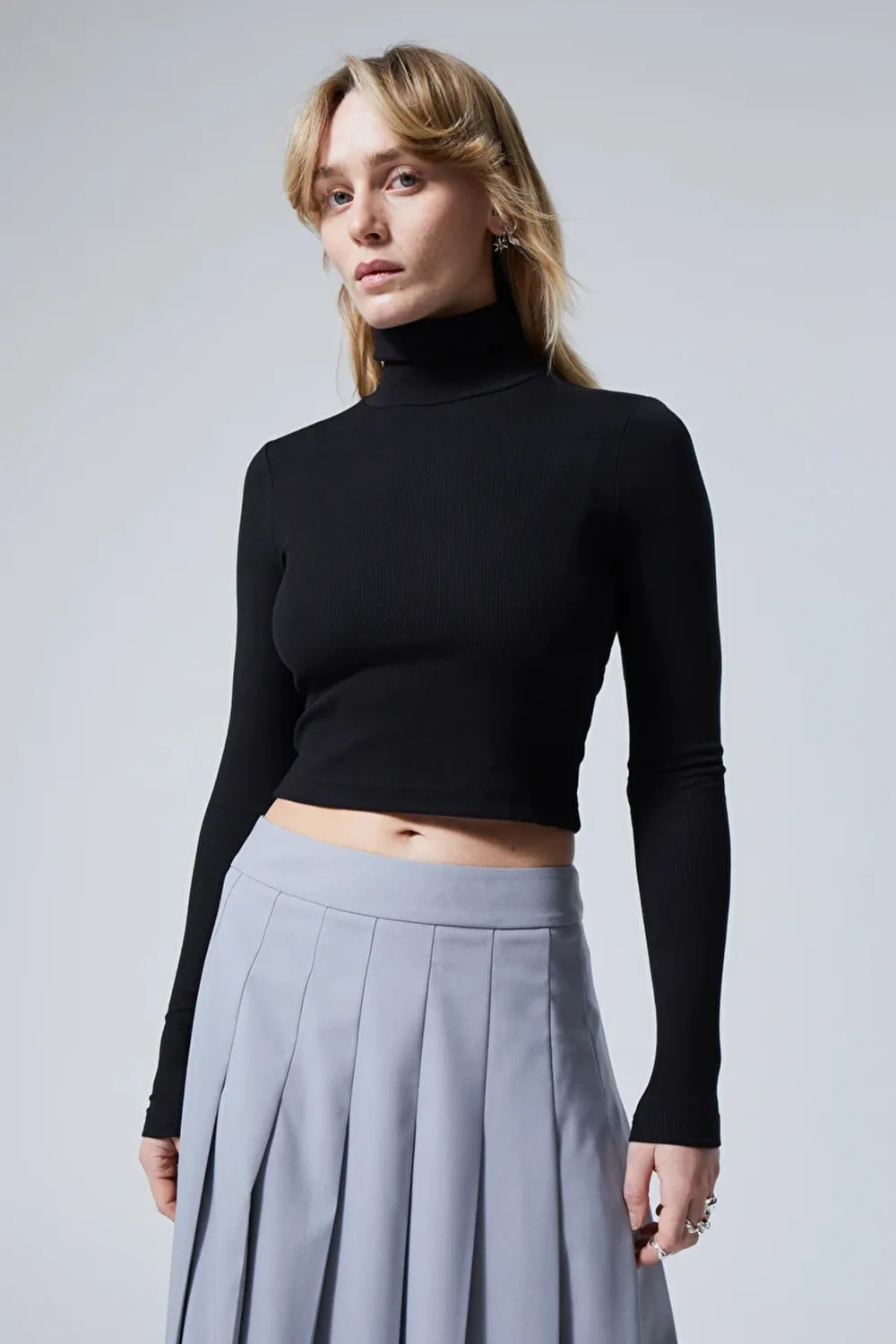 Cropped turtleneck sweater in black. Used but in very good condition. A comfortable fit (not very tight around body but arms yes). Toppar.