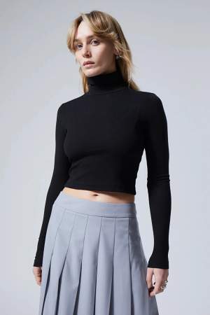 Cropped turtleneck sweater in black. Used but in very good condition. A comfortable fit (not very tight around body but arms yes)